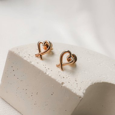 Pembe altın küpeler, kalp şeklinde altın küpeler..