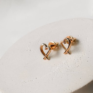 Pembe altın küpeler, kalp şeklinde altın küpeler..