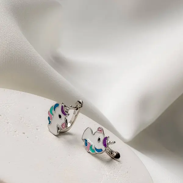 Küçük kızlar için tek boynuzlu at gümüş küpeleri..