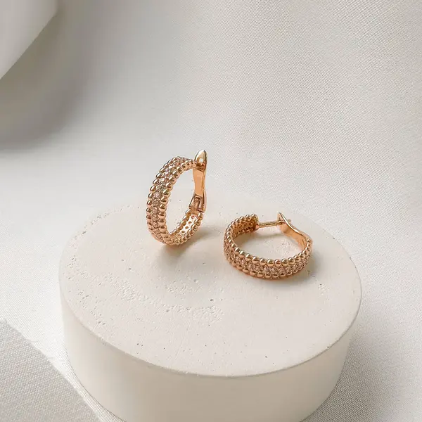 İngiliz kilidi ve kübik zirkonla süslü altın küpeler..