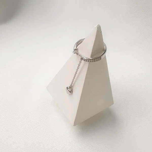 Pembe altın küpeler, kalp şeklinde altın küpeler..