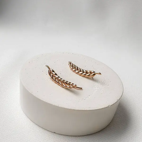 Ukrayna geleneklerinin çağdaş bir vizyonunu yansıtan 14k gül altınlı şık çivili kelepçeler..