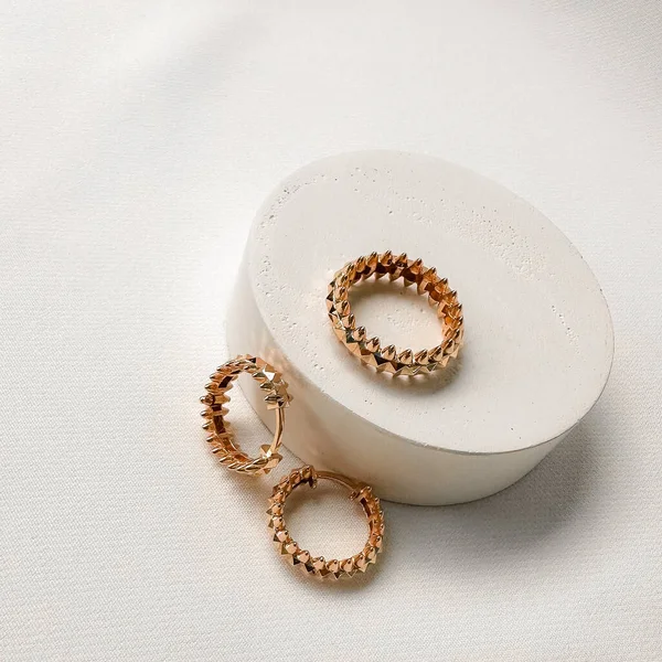 Küpe ve yüzük 14k pembe altın ve birlikte takmak için dizayn edilmiş çiviler.. 