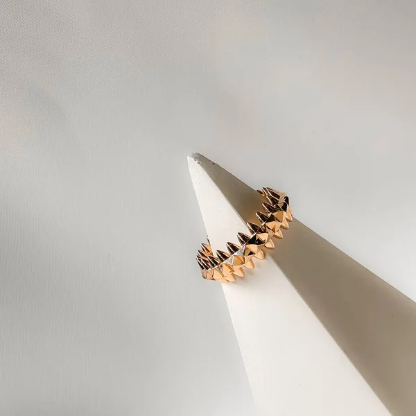 Modern halka 14k pembe altın ve sivri uçlu..