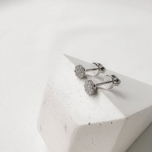 Beyaz altın küpeli pırlanta küpeler..