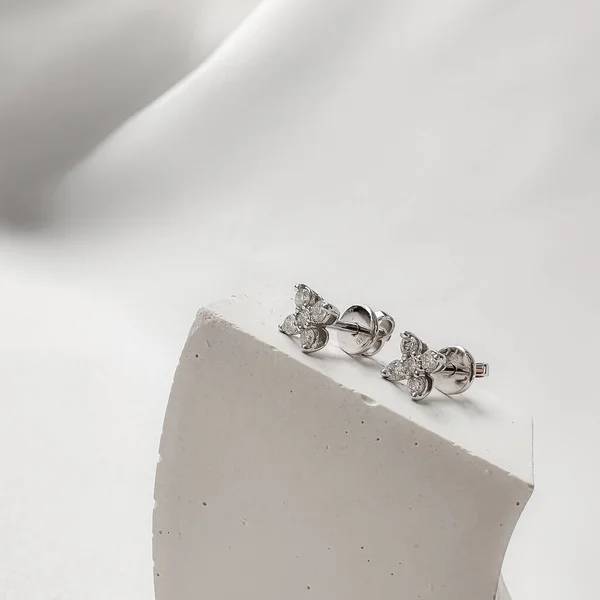 Beyaz altın küpeli pırlanta küpeler..