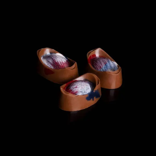 Gurme el yapımı Belçika çikolatalı bonbonları siyah arka planda izole edilmiş..