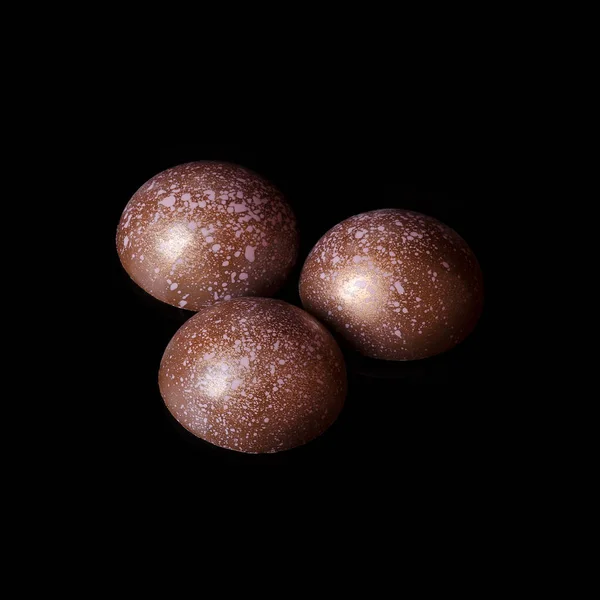 Gurme el yapımı Belçika çikolatalı bonbonları siyah arka planda izole edilmiş..