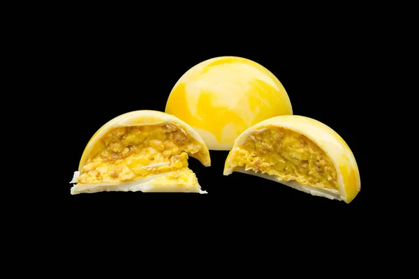 Gurme el yapımı Belçika çikolatalı bonbonları siyah arka planda izole edilmiş..