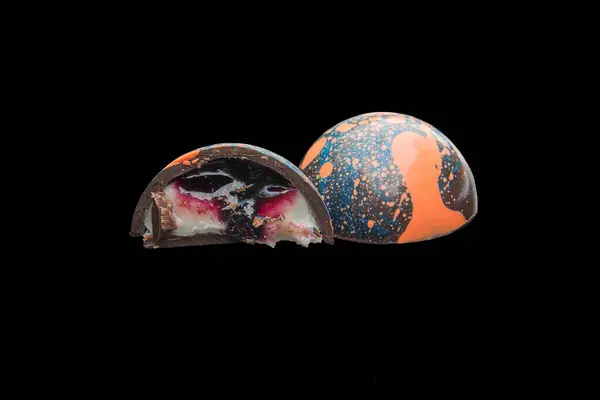 Gurme el yapımı Belçika çikolatalı bonbonları siyah arka planda izole edilmiş..