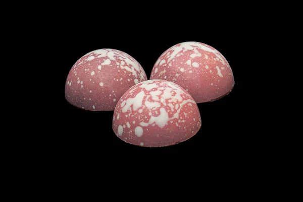 Gurme el yapımı Belçika çikolatalı bonbonları siyah arka planda izole edilmiş..