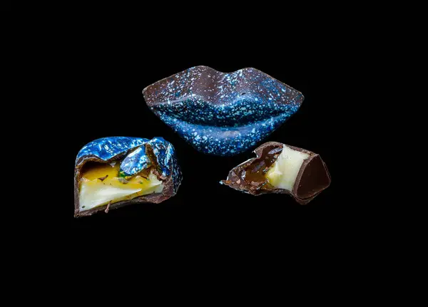 Gurme el yapımı Belçika çikolatalı bonbonları siyah arka planda izole edilmiş..