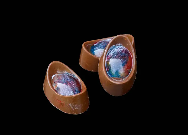 Gurme el yapımı Belçika çikolatalı bonbonları siyah arka planda izole edilmiş..