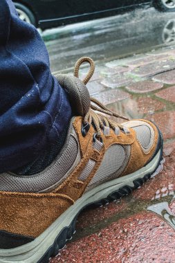 Güzel deri bej erkek yüksek bahar-sonbahar botları. Sonbahar havasında gölet suyunda şık ve modaya uygun ayakkabılar..