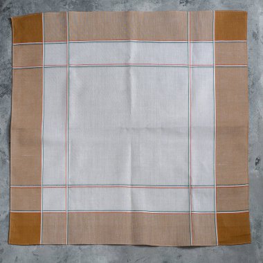 Erkekler için klasik soyulmuş mendil.