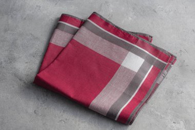 Erkekler için klasik soyulmuş mendil.