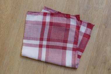 Erkekler için klasik soyulmuş mendil.