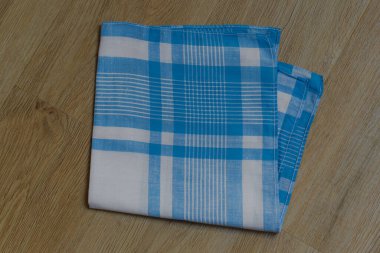 Erkekler için klasik soyulmuş mendil.