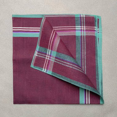 Erkekler için klasik soyulmuş mendil.