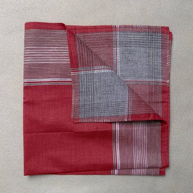 Erkekler için klasik soyulmuş mendil.