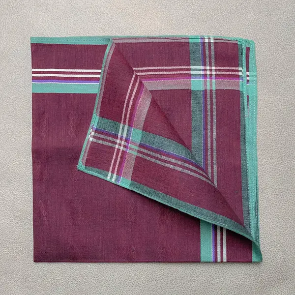 Erkekler için klasik soyulmuş mendil.