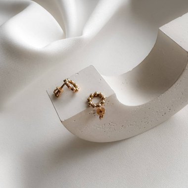 Pembe altın küpeli şık bir küpe..