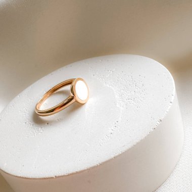 Beyaz diş mineli pembe altın yüzük..