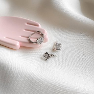 Saf gümüş küpe küpe ve zirkon taşları.. 