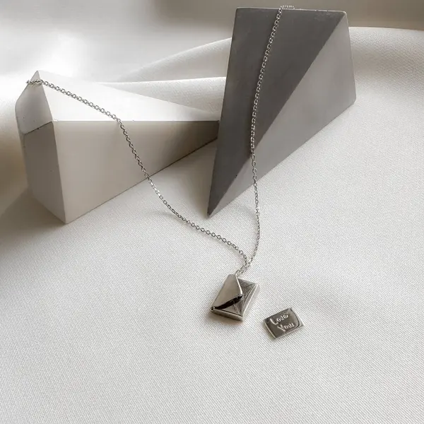 Gümüş aşk mektubu zarfı kolyesi. Sevdiğin için mükemmel bir hediye..