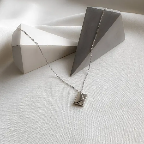 Gümüş aşk mektubu zarfı kolyesi. Sevdiğin için mükemmel bir hediye..