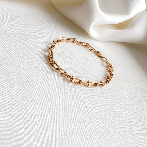 Gül sarısı küçük halkalı bilezik, kalın bir halka zinciri..