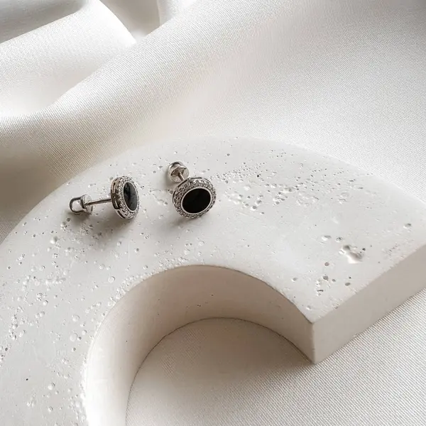 Siyah akik taşından küpeler, beyaz altından..