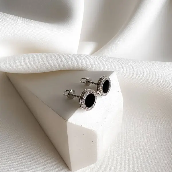 Siyah akik taşından küpeler, beyaz altından..