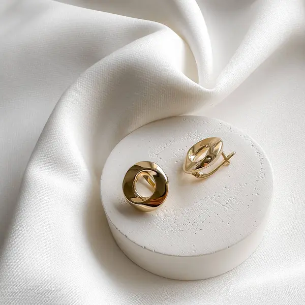 İngiliz kilidi olan zarif altın küpeler..