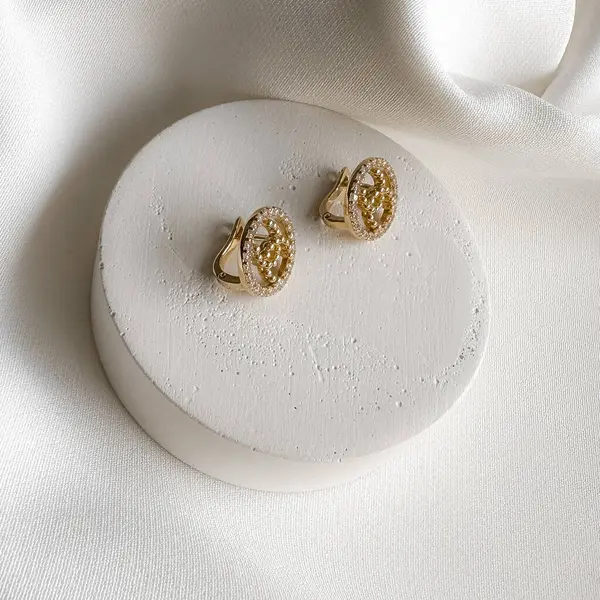 İngiliz kilidi olan zarif altın küpeler..