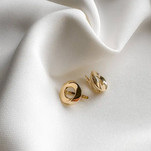 İngiliz kilidi olan zarif altın küpeler..