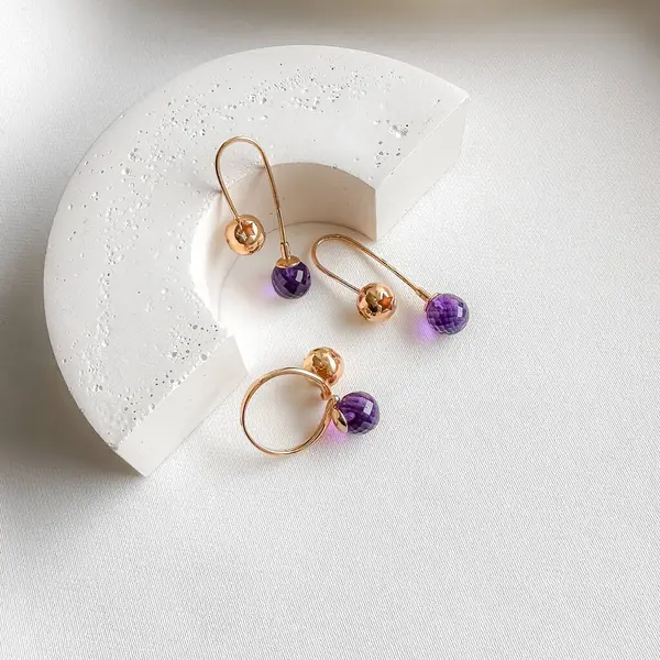 Mor ametistli modern altın küpe.. 