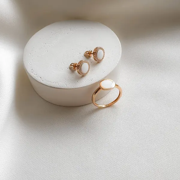 Beyaz diş mineli altın küpe.. 