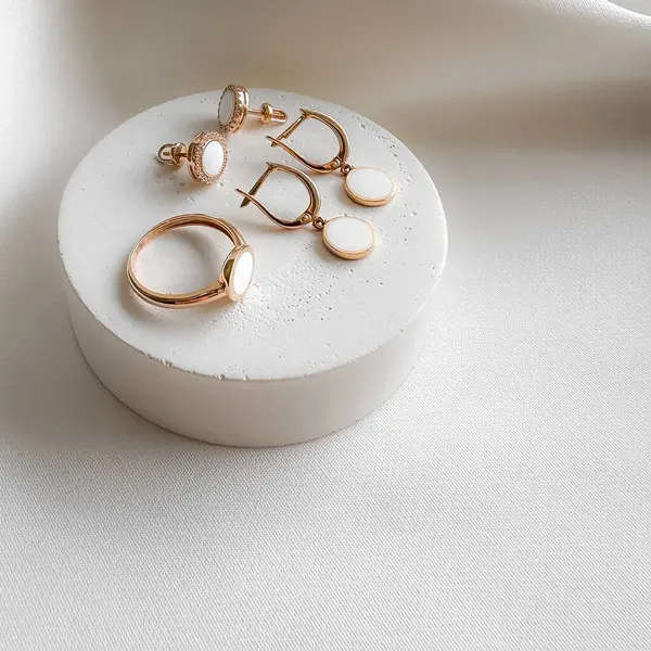 Beyaz diş mineli altın küpe.. 