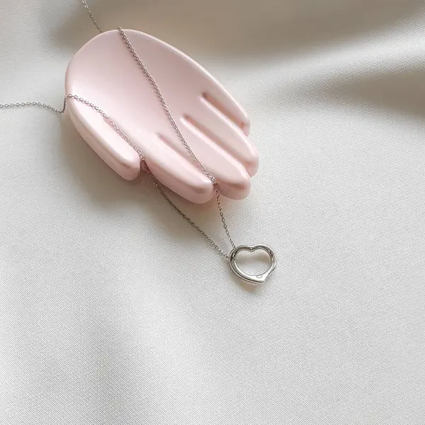 Seni sevdiğimi göstermek için güzel yapılmış gümüş bir kalp şeklinde kolye..