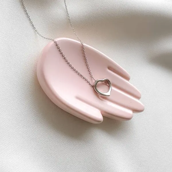 Seni sevdiğimi göstermek için güzel yapılmış gümüş bir kalp şeklinde kolye..