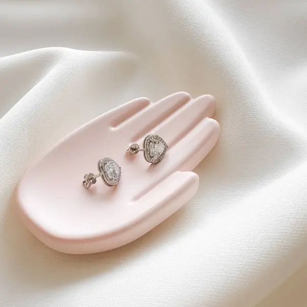 Palmiye kalıbında kalp şeklinde gümüş küpeler..