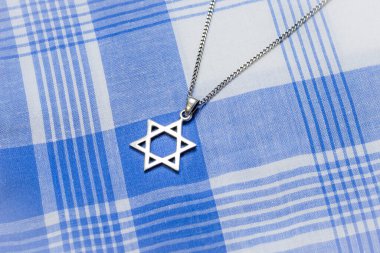Davut Yıldızı (Magen David) beyaz-mavi kumaşta kolye.