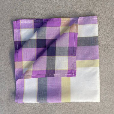 Erkekler için klasik soyulmuş mendil.