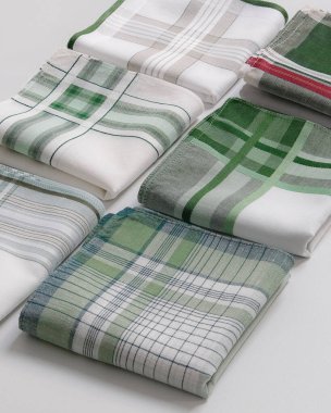 Beyaz arka planda çeşitli yeşil kareli desenli erkek mendilleri koleksiyonu.