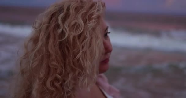 Potret Wanita Dewasa Muda Menikmati Malam Musim Panas Oleh Laut — Stok Video