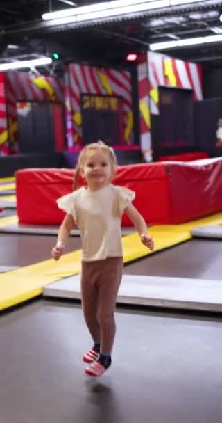 Heyecanlı Küçük Kız Eğlence Merkezinde Eğleniyor Trambolinde Zıplıyor — Stok video