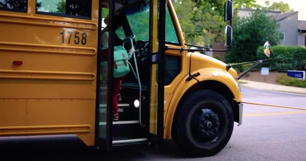 Çocuk Otobüse Biniyor Okula Gitmeye Hazır Okul Otobüsü Ulaşımı — Stok video