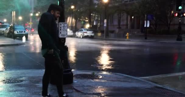 市中心的暴风雨天气里 一个快乐的人在强风和大雨中穿过马路 北卡罗来纳州罗利的热带风暴伊恩 — 图库视频影像