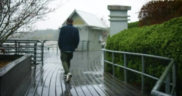 Mužem Kráčejícím Pod Deštěm Chladný Den — Stock video